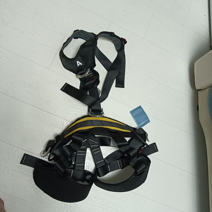 Обвязка альпинистская. Страховочная привязь.