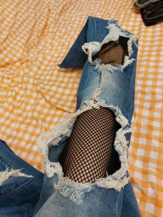 Blugi rupti cu plasa