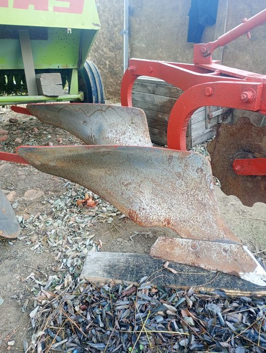 Vând plug cu doua brazde