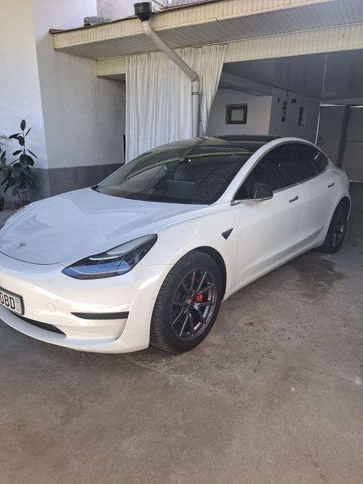 Tesla  model 3  srochna sotiladi