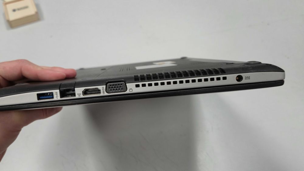 Лаптоп марка Asus с операционна система Windows 10