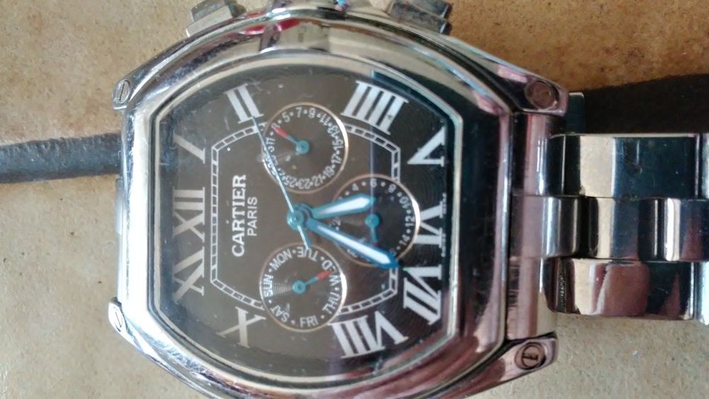 Vînd ceasuri automatice.Pret 300  leiun rolex si 400 Cartier.1000 toat