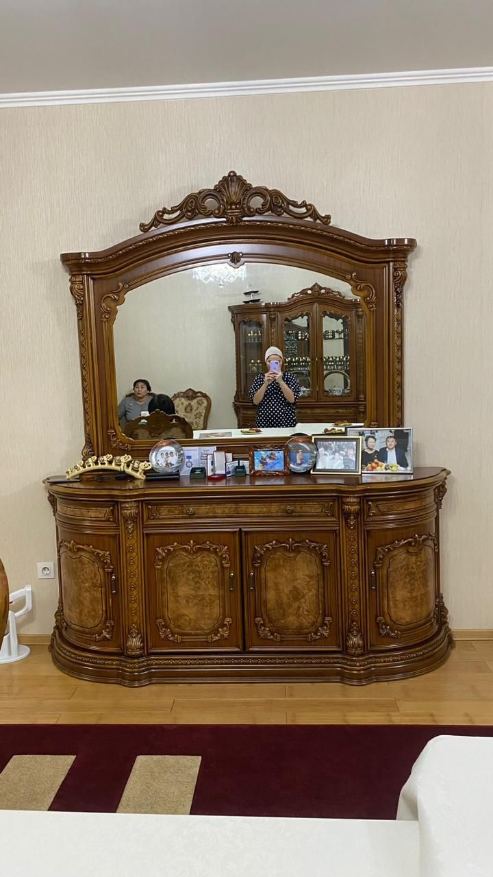 Стол стулья сервант