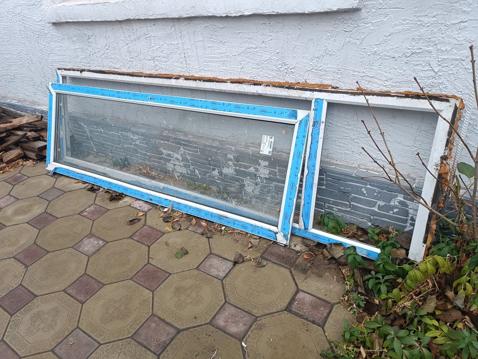 Продам пластиковую дверь бу