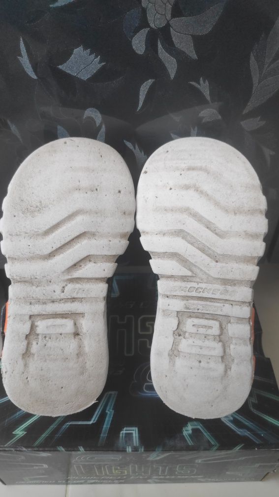 Продавам - детски маратонки Skechers Vorlo номер 26