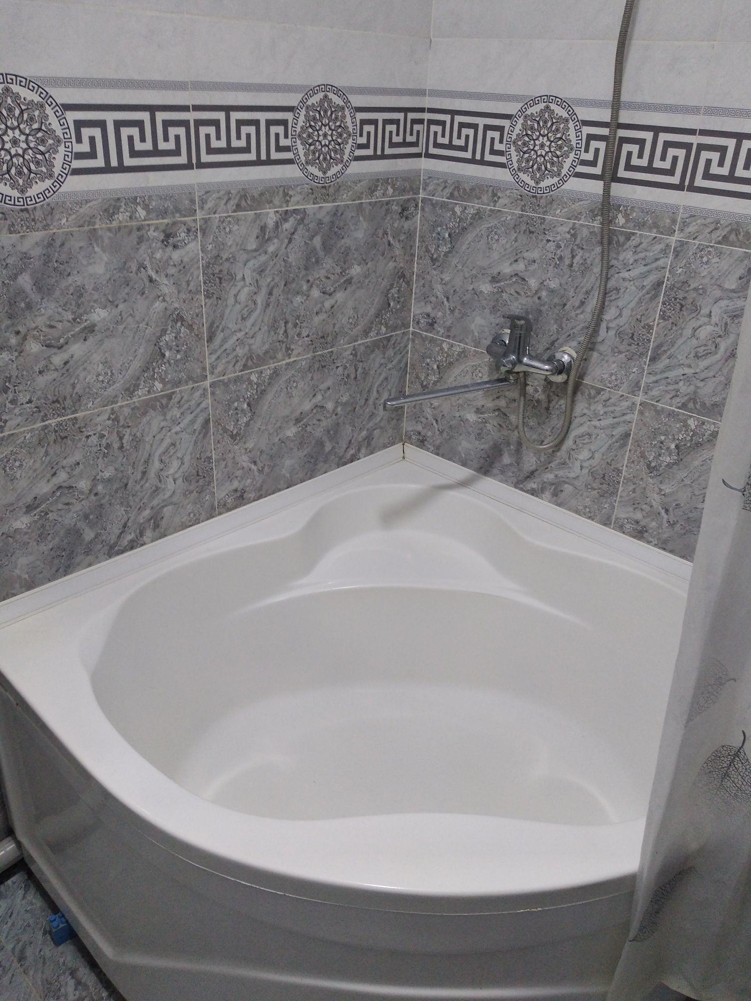 Квартира в аренду .Общ площадь 83м2 . парковка: есть. Комиссионный:нет