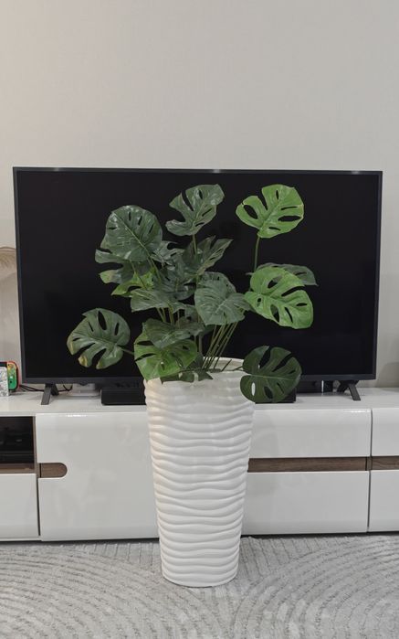 Вазон и искусственный цветок