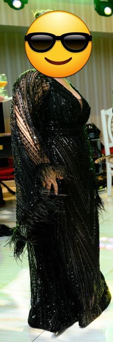 Rochie neagră din mărgele cu fulgi la mâneci.