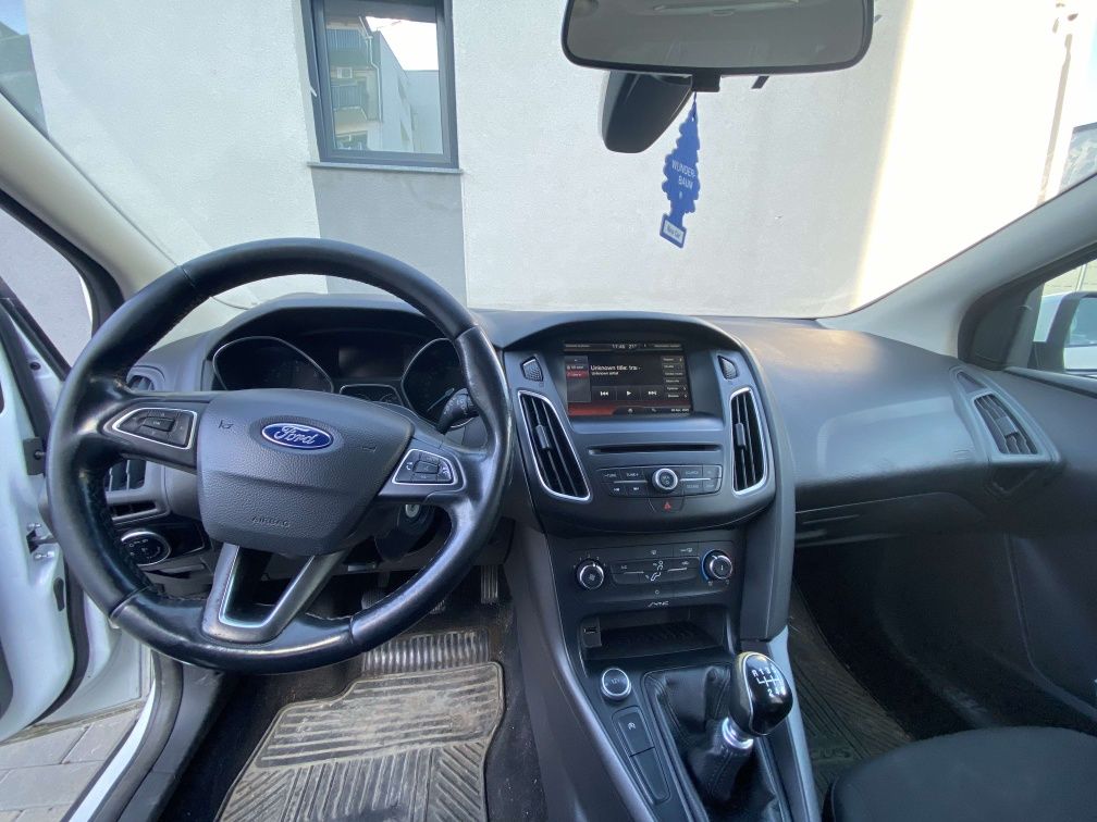Ford Focus 1.6 2015
Model 6 trepte 

DOTARI :
- Inchi