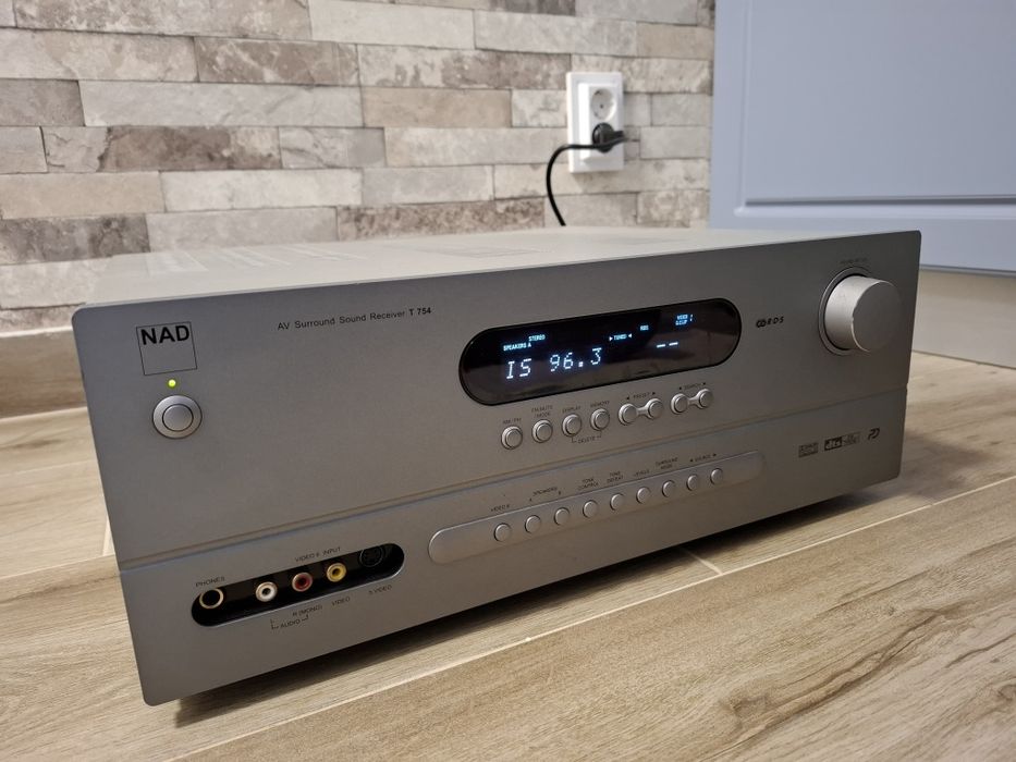 Amplituner  NAD  T 754