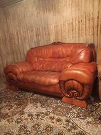 Продам кожаные диван и кресло