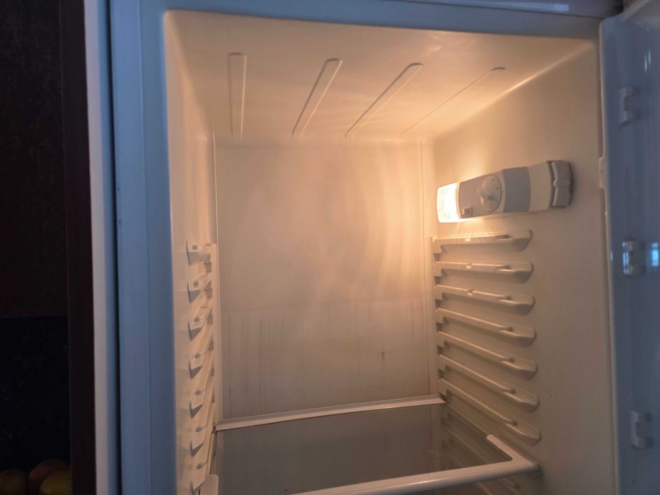 Хладилник с фризер за вграждане на части