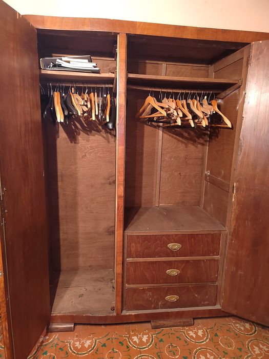 Стар гардероб трикрилен от орех