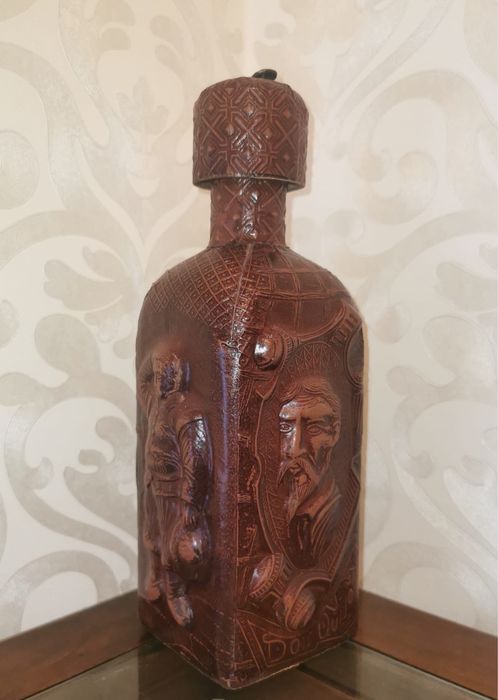 Антикварна бутилка релефна гарафа покрита с естеств. кожа Дон Кихот