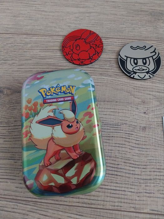 Vând carduri Pokemon