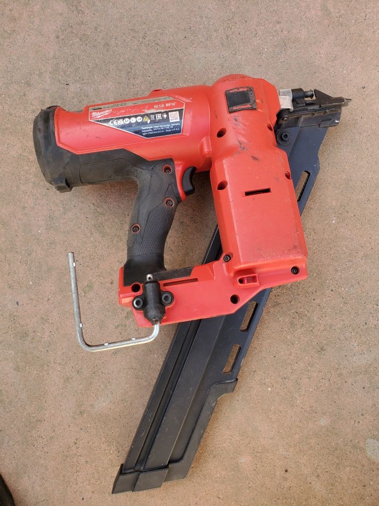 Pistol cuie milwaukee (hilti bosch dewalt makita metabo hikoki)