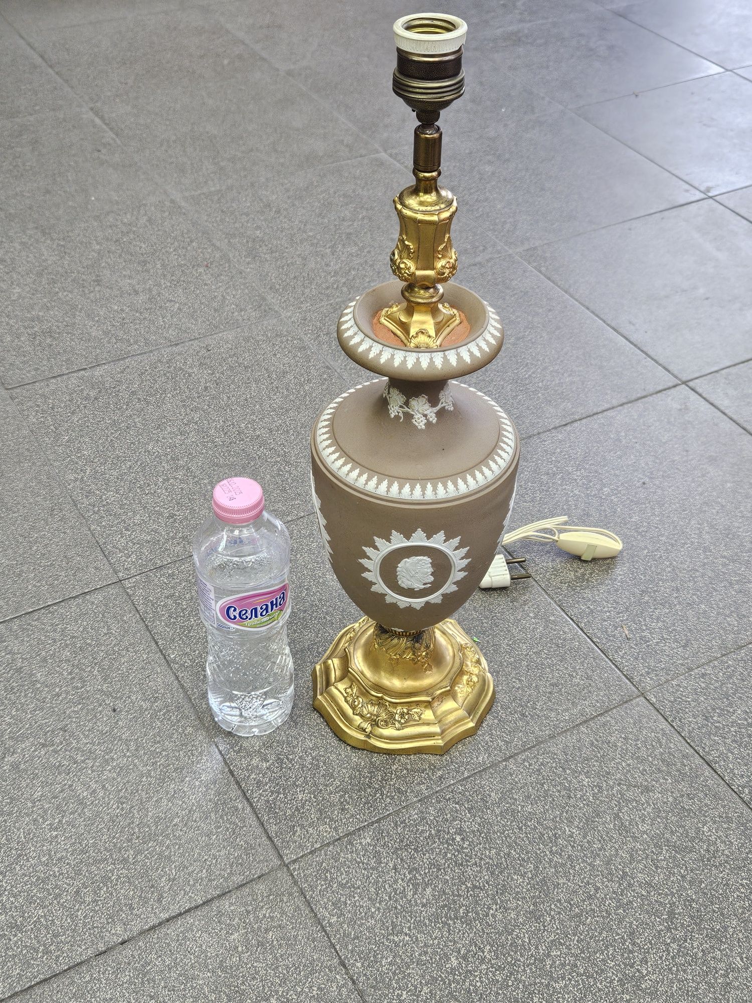 Френска керамична настолна лампа.