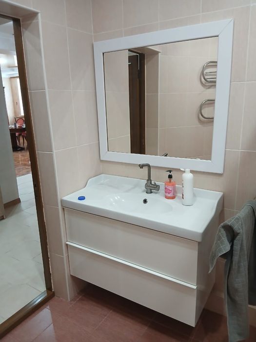 Кровать Шкаф унитаз раковина