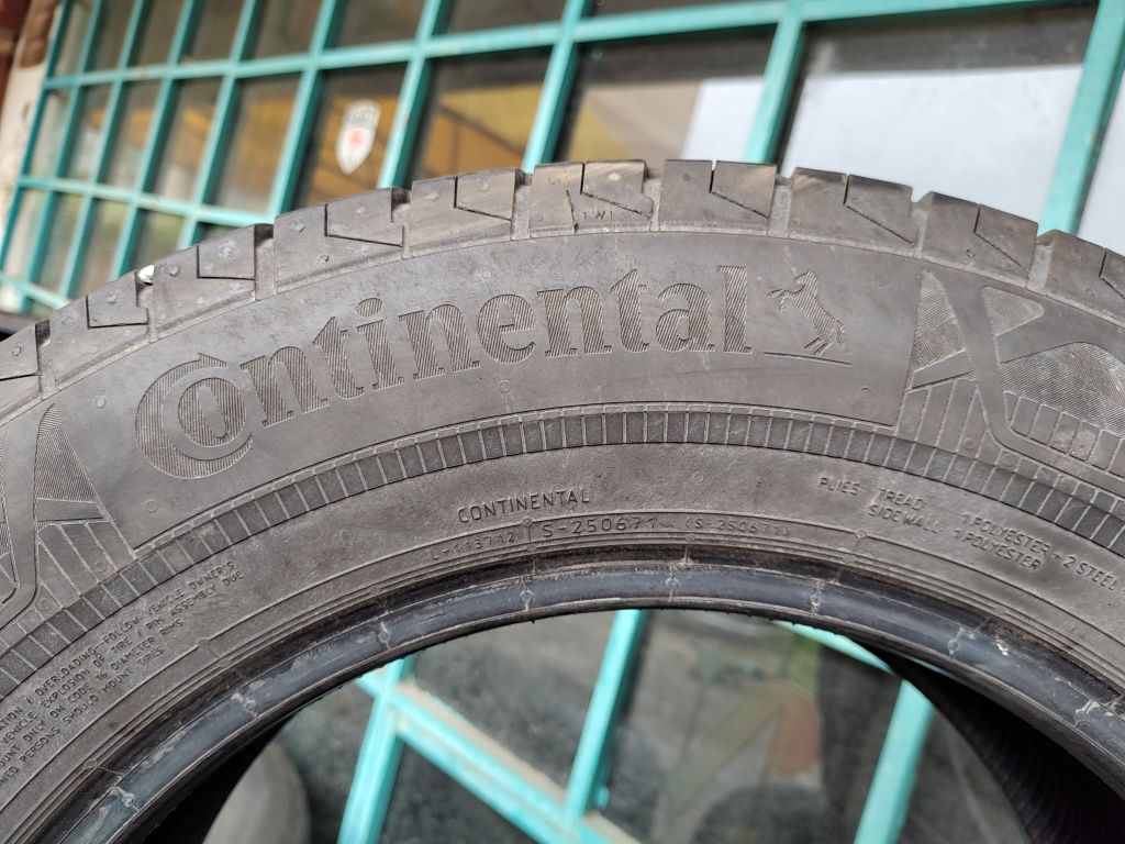 Продавам 4 летни гуми 215/65/16 С бус Continental