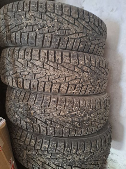 Продам комплект зимних шин Нокиан