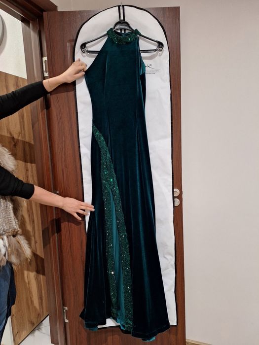 Официална, бутикова рокля в изумрудено зелено с камъни и дълбока цепка