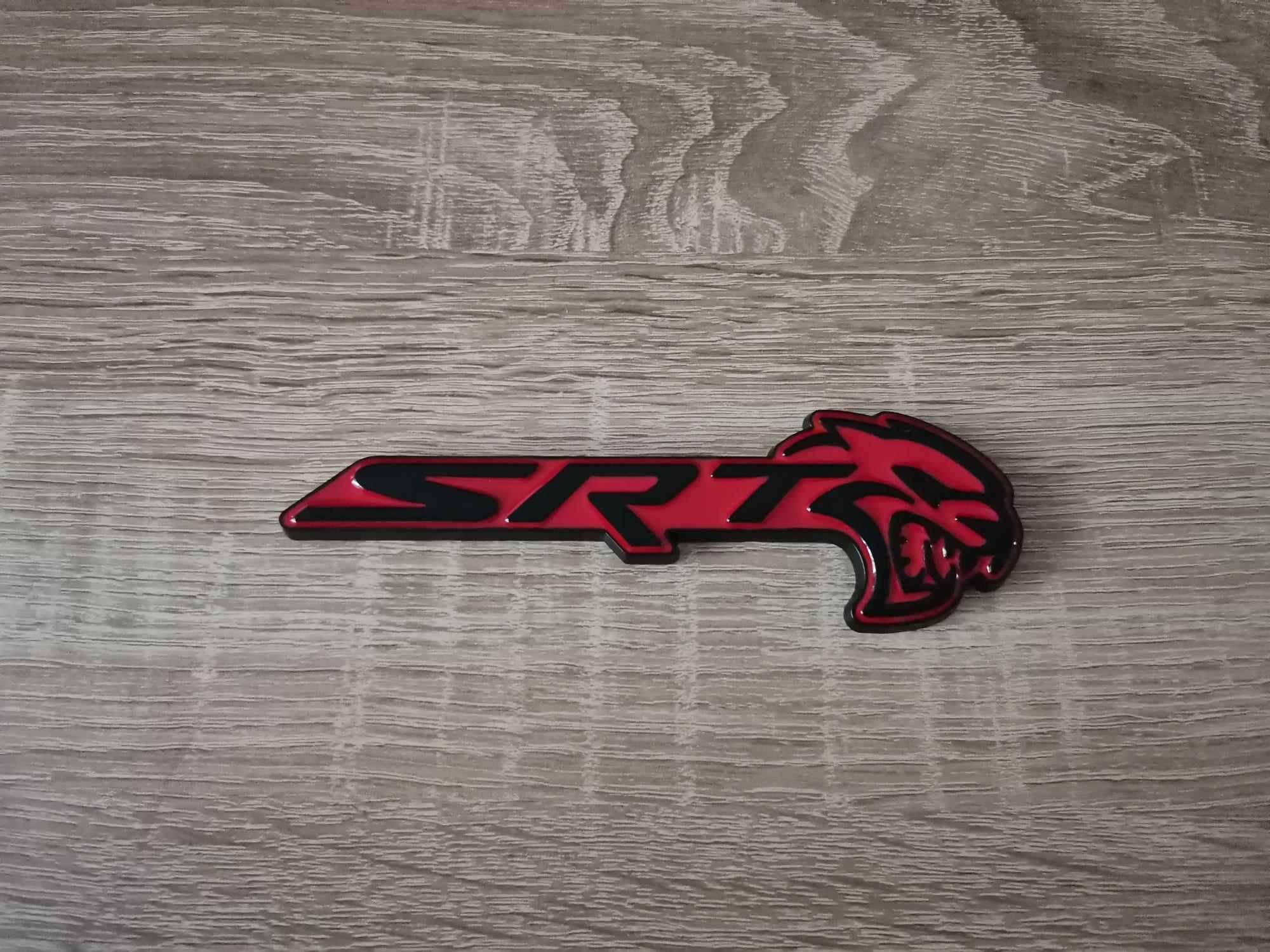 SRT Hellcat черно с червено емблема дясна