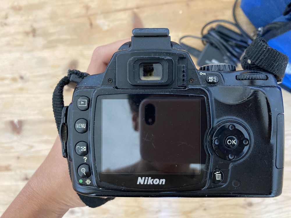 Nikon D40 с обектив Nikor AF-S Nikkor 18-55mm 8gb карта, чанта,зарядно