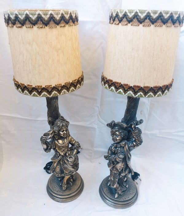 Veioze vechi, deosebite din rășină, pentru colectionari.