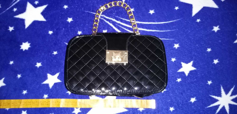 Geanta piele ecologica lacuita model deosebit 22x13,5x8 cm, noua