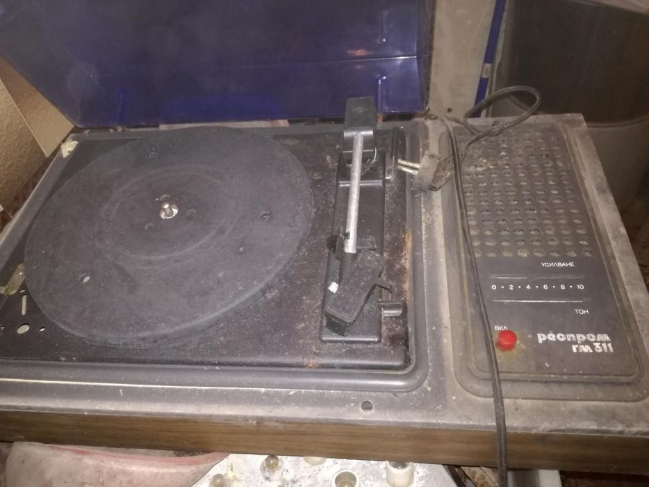 Продавам стари радиота,телевизори,плочи,дискове