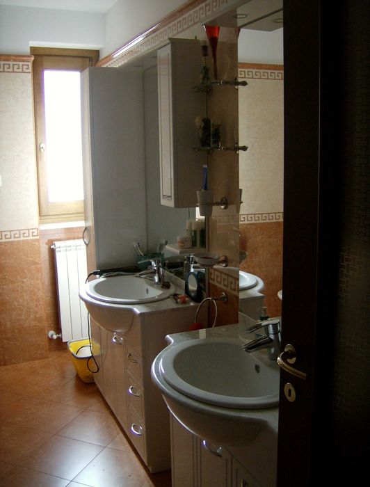 Vind CASA  FAMILIALA  cu  CABINET MEDICAL , Birouri ,  Pensiune ...