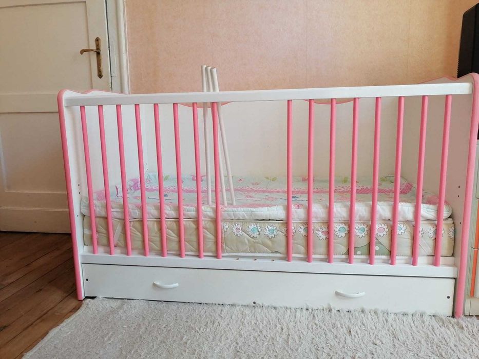 Подарявам детска кошара с матрак, протектор и чаршафи.