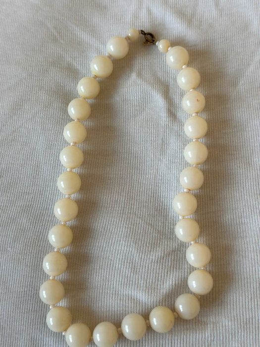 Продавам стилни колиета чешка бижутерия