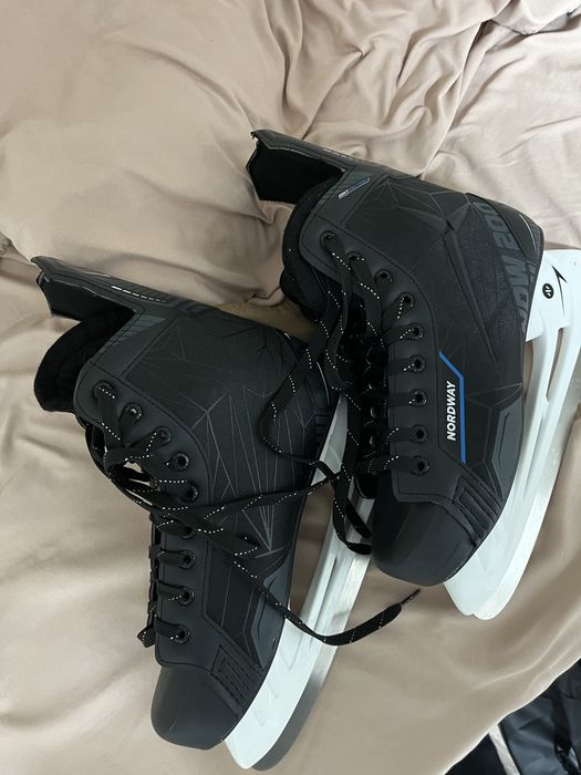 Коньки новые 44 размет точннные в отличном состоянии