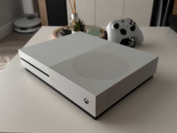 Xbox One S 1TB + контролер + 3 игри