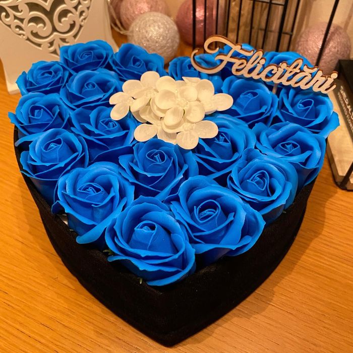 Aranjamente cu flori de sapun si ursuleti din trandafiri de spuma