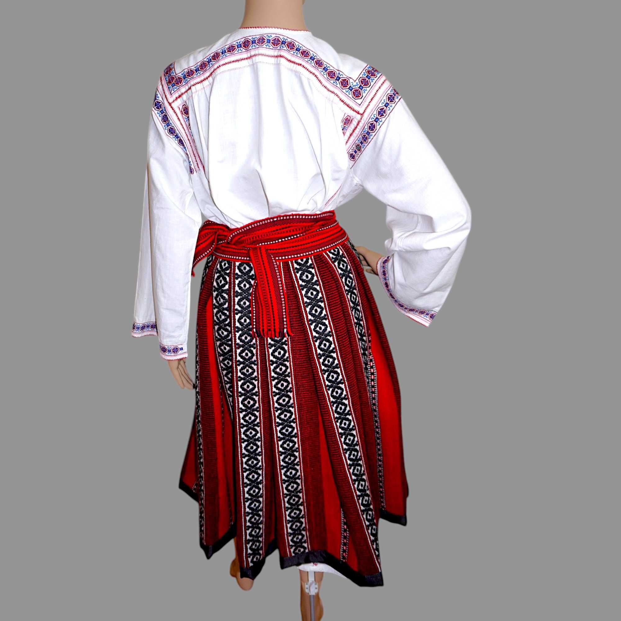 Costum popular vechi din Mehedinti  cu valnic de lana , masura 38-40