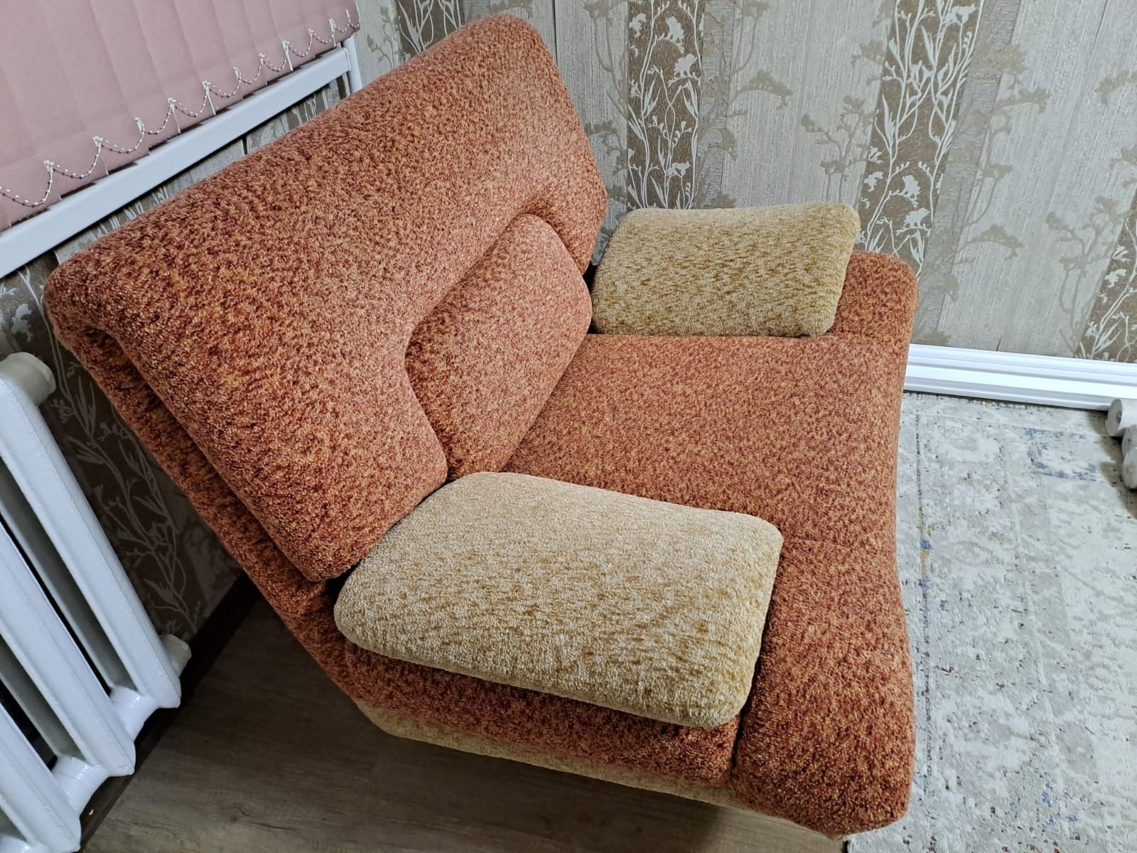 Продам два кресла с подушками