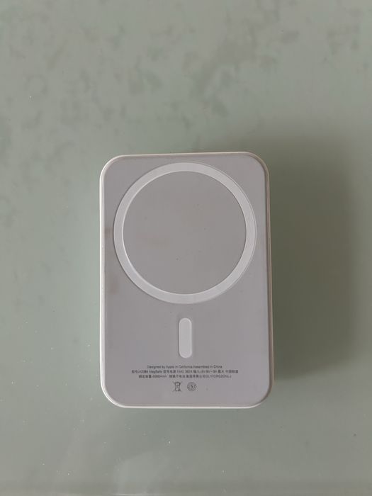 Внешний аккумялтор для айфон белого цвета