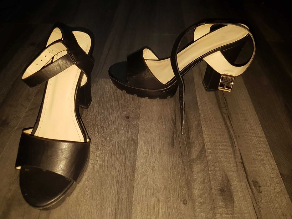 Vand încălțăminte in stare bună