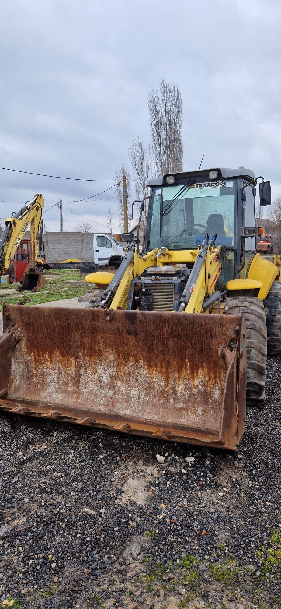 Dezmembrez  Buldoexcavator  New  Holland  B 115 B