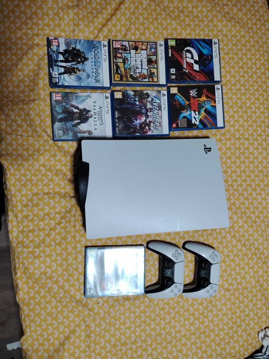 Продавам PS5 + два контролера и 7 игри