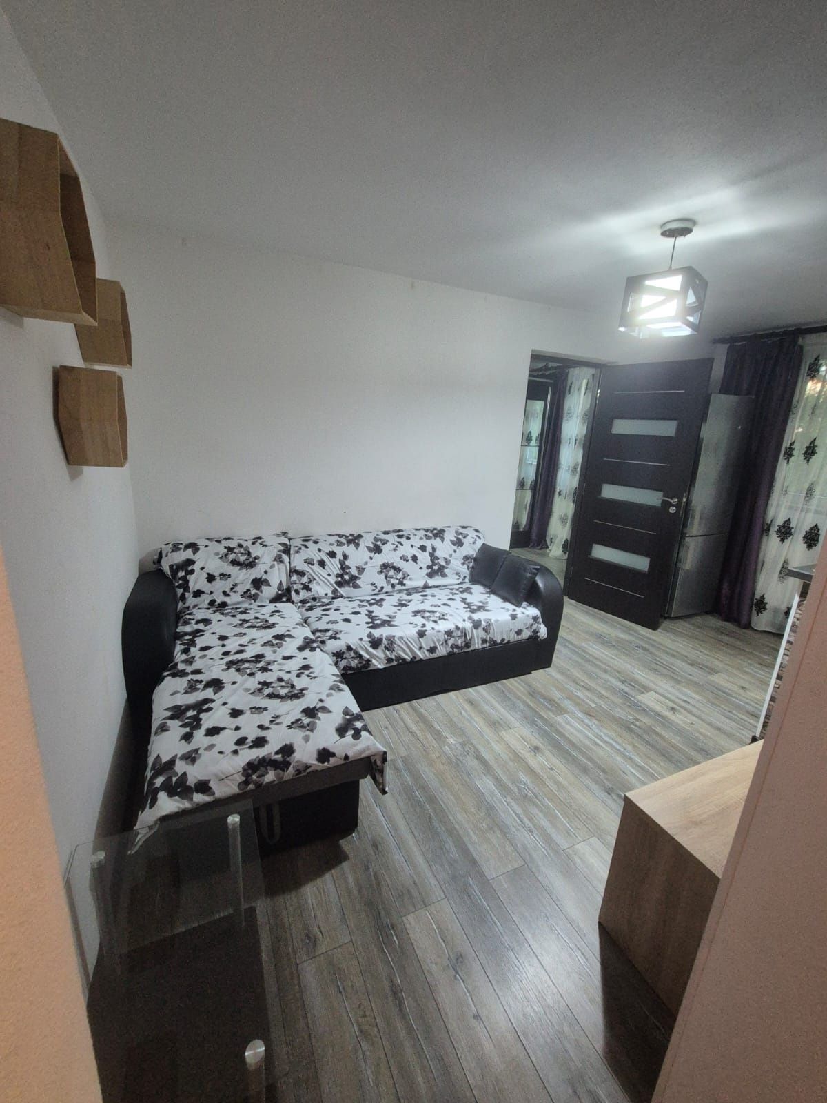 APARTAMENT 3 camere, semidecomandat ,etaj 2