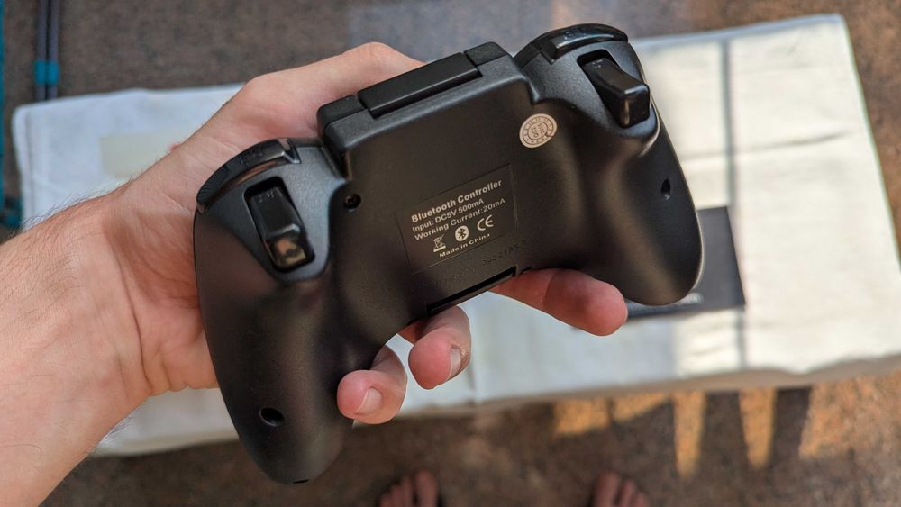 Gamepad Bluetooth cu suport telefon