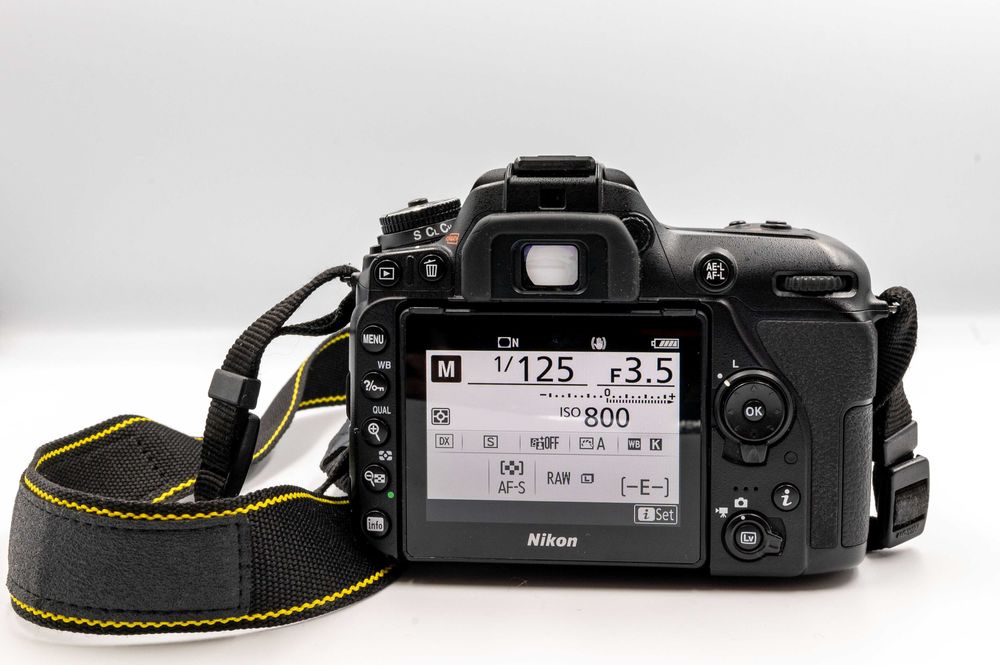 Nikon D7500 Aparat Foto DSLR Kit Obiectiv 18-140mm + 3 FILTRE