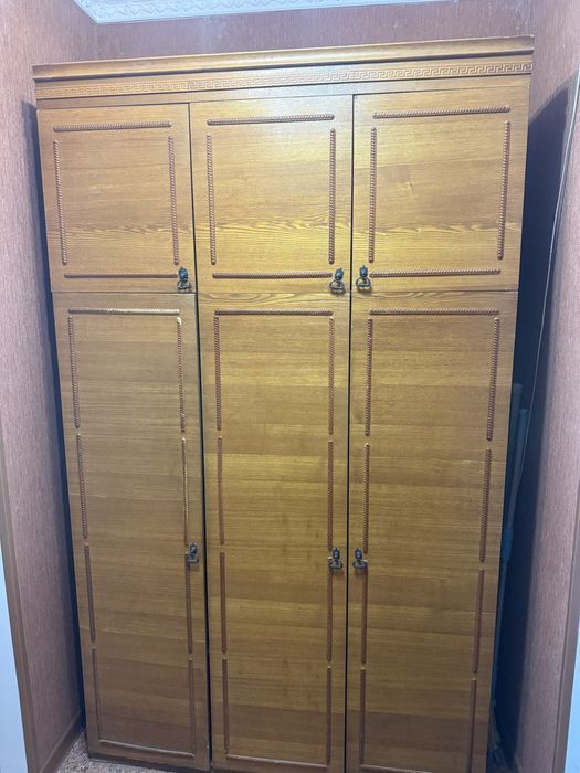 Продам б/у шифоньер плательный и зеркало