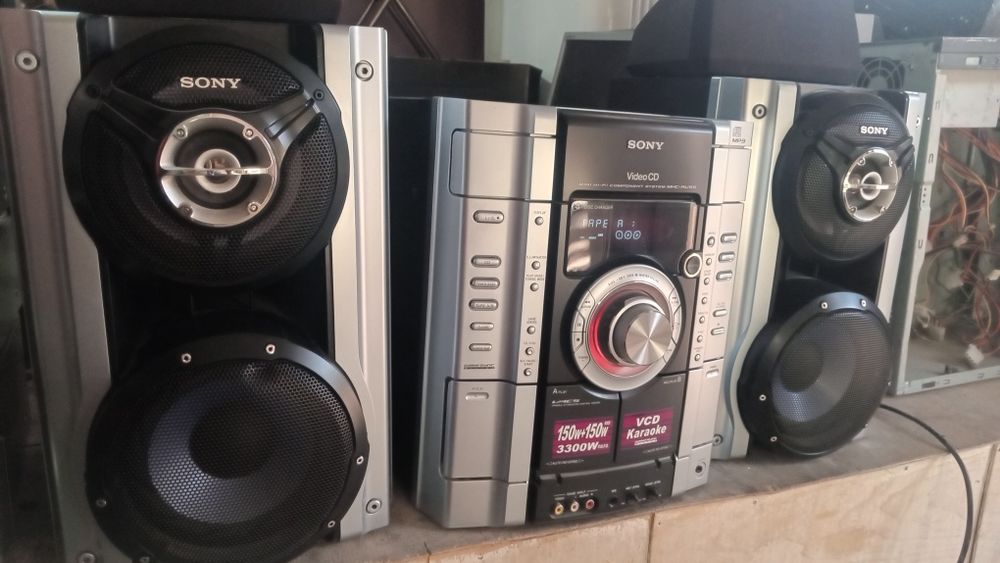 Музыкальный центр SONY.