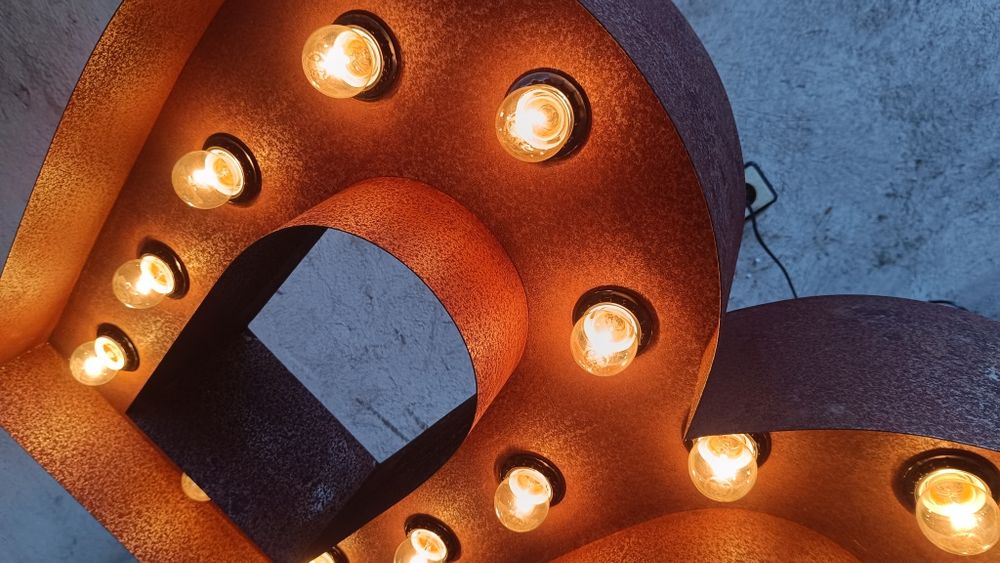 Светеща винтидж обемна буква