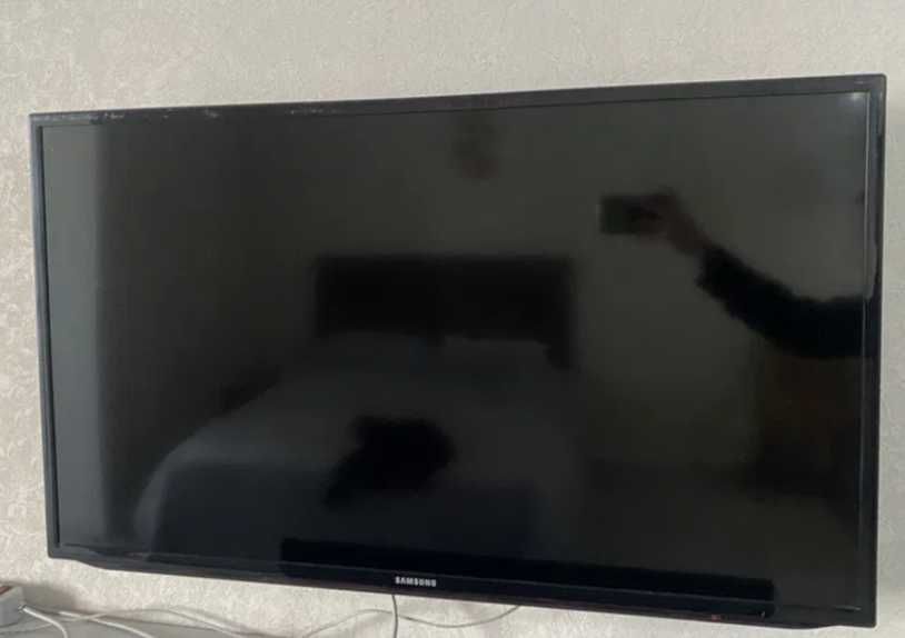 Срочно продаю Телевизор Samsung 40" серия 5 Full HD  (UE40EH5000)