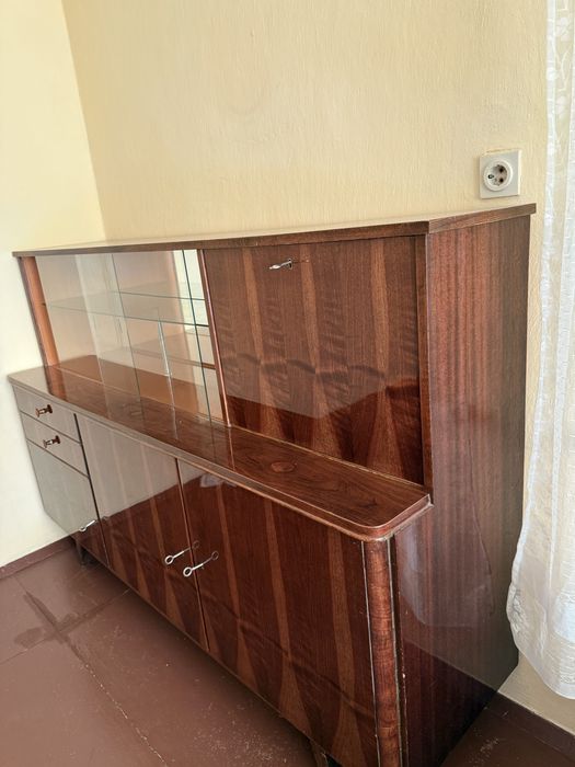 Секция от масив с витрина – ретро стил